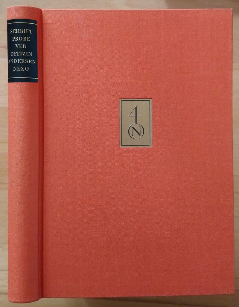 Die Schriftproben des volkseigenen Betriebes Offizin Andersen Nexö. Erster Nachtrag. Leipzig: Offizin Andersen Nexö, 1957
